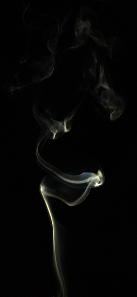 反应时间测试 App 测试进行中界面截图，屏幕转为暗红等待状态，中央提示等待变绿，右上角显示本次已排除的抢跑次数